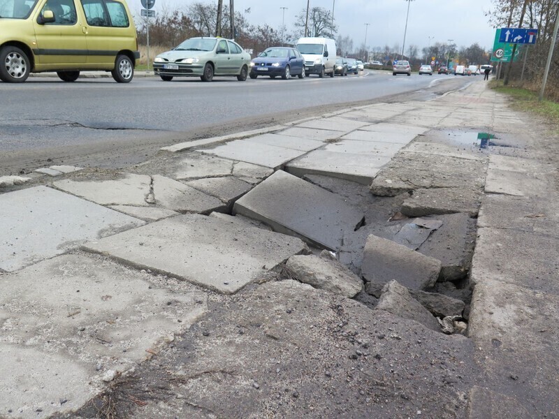 Zdjęcie 4: Uwaga na zapadnięty chodnik na ul. Śląskiej! 