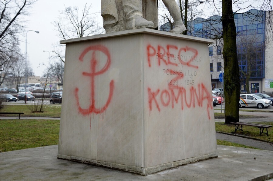 Zdjęcie 1: Pomnik żołnierzy zniszczony