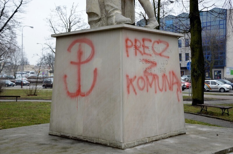 Zdjęcie 2: Pomnik żołnierzy zniszczony