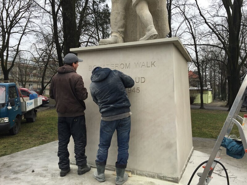 Zdjęcie 3: Pomnik żołnierzy zniszczony