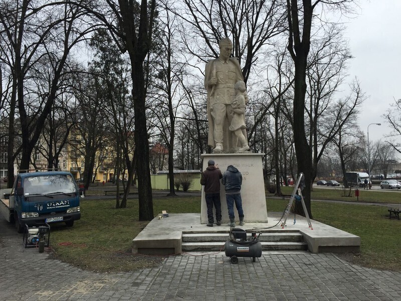 Zdjęcie 4: Pomnik żołnierzy zniszczony