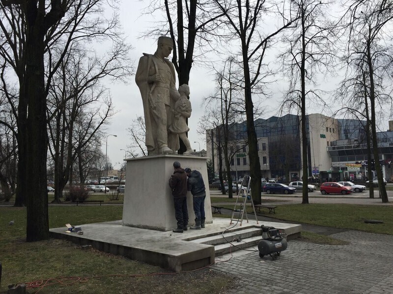 Zdjęcie 5: Pomnik żołnierzy zniszczony