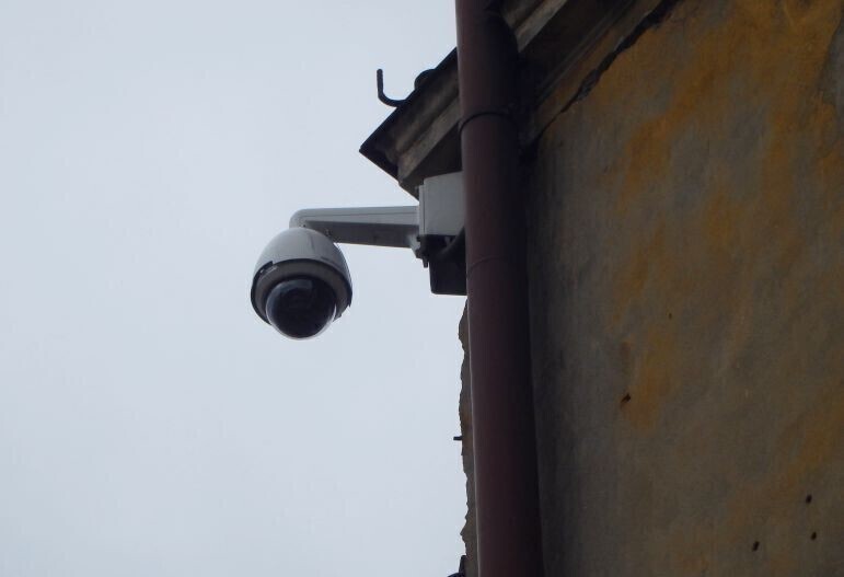 Okradał tuż pod kamerą monitoringu