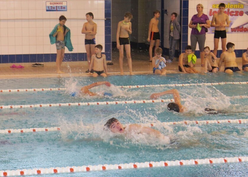 Zdjęcie 1: Rywalizowali na pływalni 
