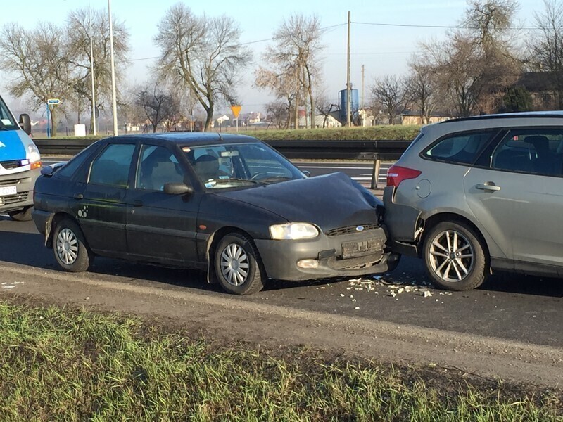 Zdjęcie 3: Zderzenie dwóch fordów pod Piotrkowem 
