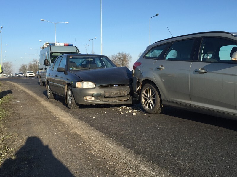 Zdjęcie 4: Zderzenie dwóch fordów pod Piotrkowem 
