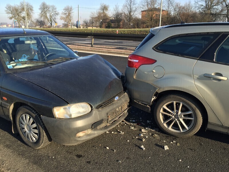 Zdjęcie 5: Zderzenie dwóch fordów pod Piotrkowem 