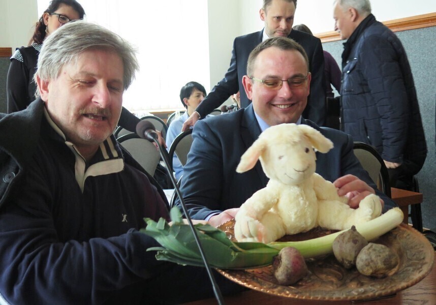 Zdjęcie 1: Buraki, pory i jeden baran na sesji Rady Miasta w Piotrkowie 