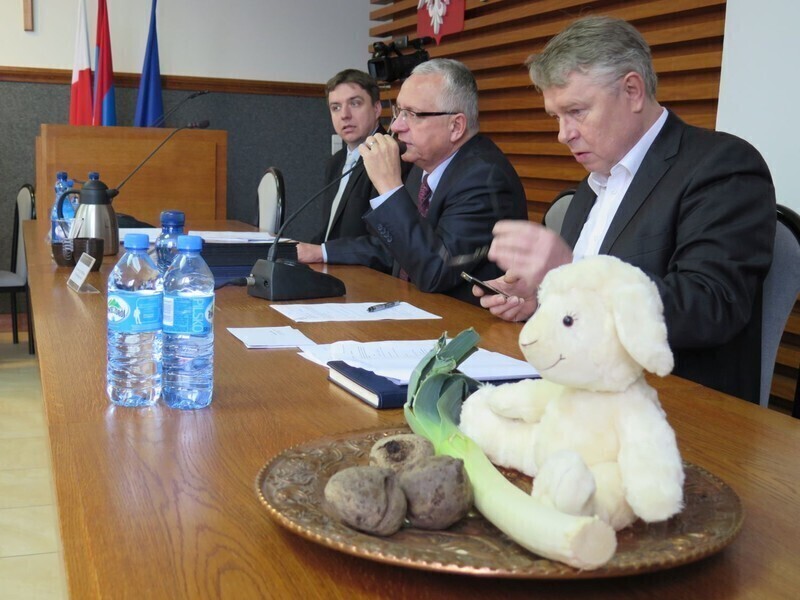 Zdjęcie 4: Buraki, pory i jeden baran na sesji Rady Miasta w Piotrkowie 