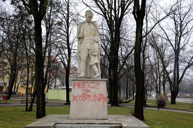 Zdjęcie 2: Rozpoznajesz wandali, którzy zniszczyli pomnik? 