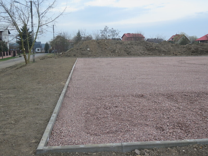 Zdjęcie 1: Przy Ceramicznej powstaje boisko