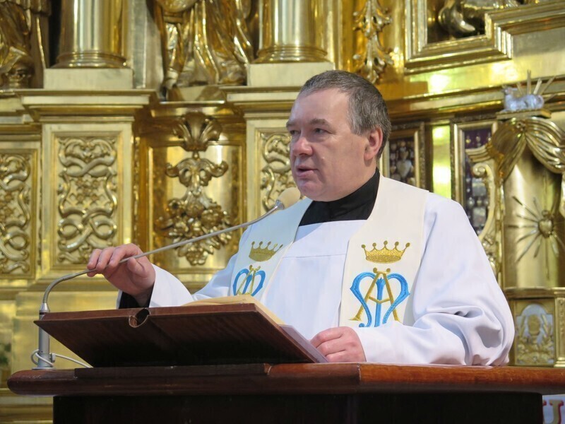 Zdjęcie 2: Kolejna procesja przeszła ulicami miasta. 1050-lecie Chrztu Polski w Piotrkowie