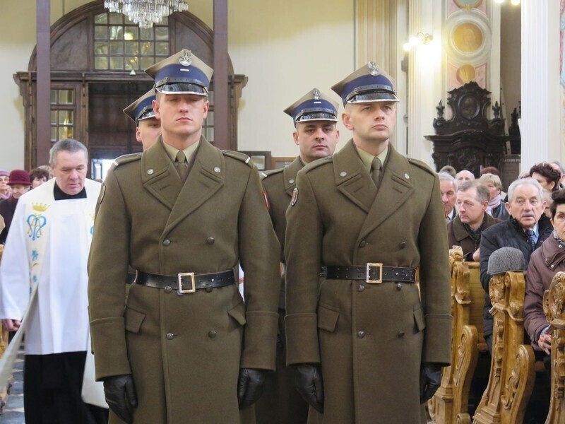 Zdjęcie 3: Kolejna procesja przeszła ulicami miasta. 1050-lecie Chrztu Polski w Piotrkowie