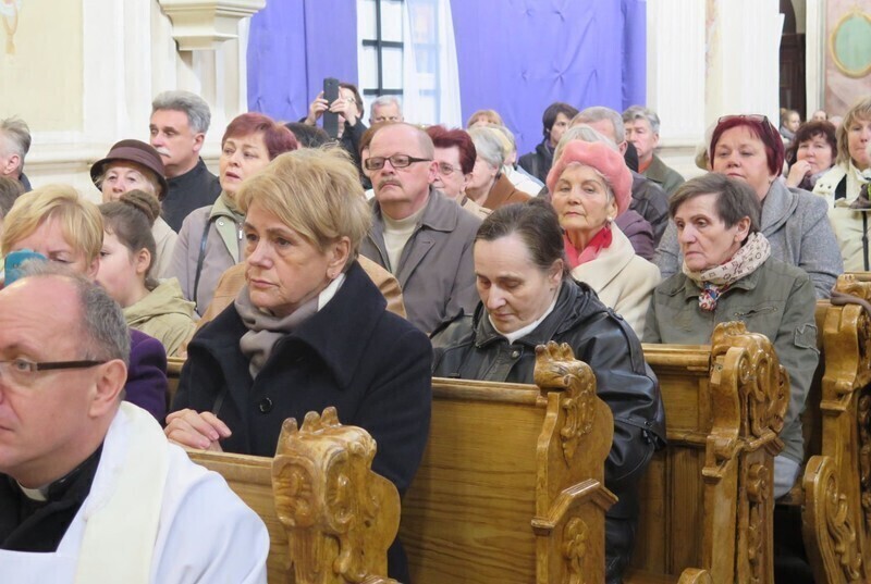 Zdjęcie 4: Kolejna procesja przeszła ulicami miasta. 1050-lecie Chrztu Polski w Piotrkowie