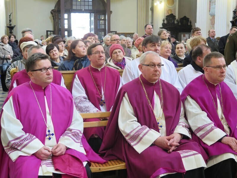 Zdjęcie 5: Kolejna procesja przeszła ulicami miasta. 1050-lecie Chrztu Polski w Piotrkowie