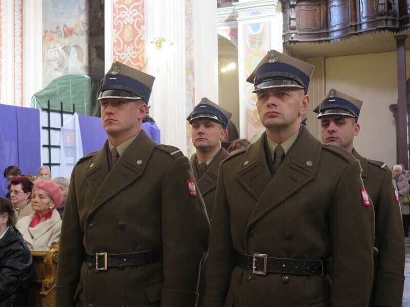 Zdjęcie 6: Kolejna procesja przeszła ulicami miasta. 1050-lecie Chrztu Polski w Piotrkowie