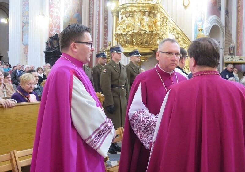 Zdjęcie 7: Kolejna procesja przeszła ulicami miasta. 1050-lecie Chrztu Polski w Piotrkowie