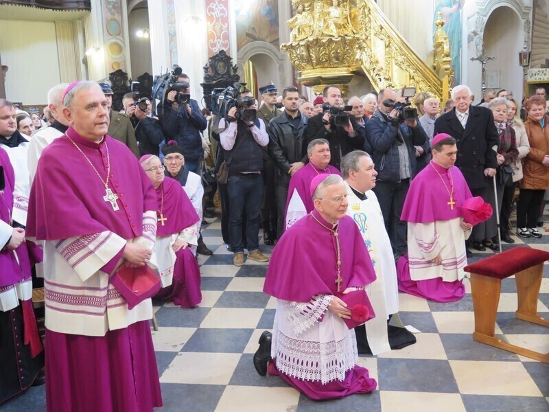 Zdjęcie 8: Kolejna procesja przeszła ulicami miasta. 1050-lecie Chrztu Polski w Piotrkowie