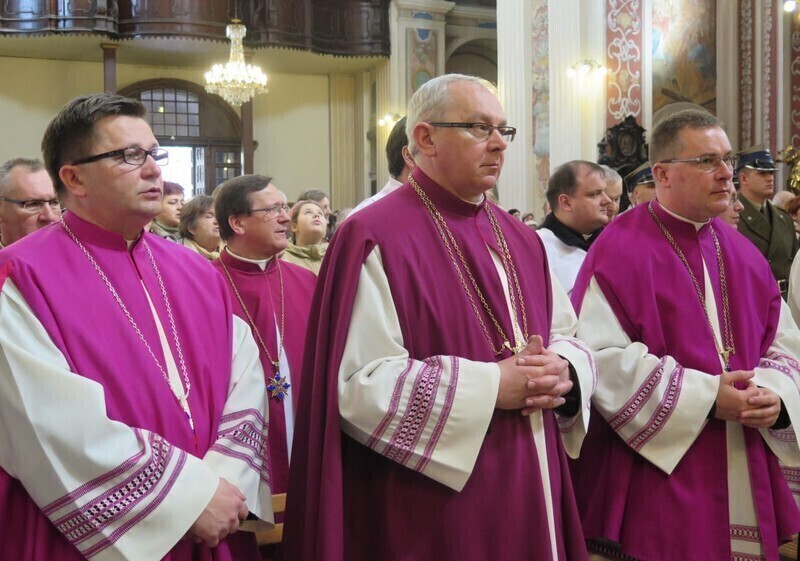 Zdjęcie 9: Kolejna procesja przeszła ulicami miasta. 1050-lecie Chrztu Polski w Piotrkowie