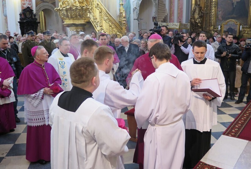 Zdjęcie 11: Kolejna procesja przeszła ulicami miasta. 1050-lecie Chrztu Polski w Piotrkowie