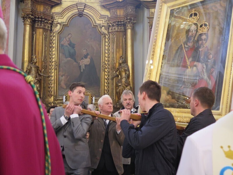 Zdjęcie 12: Kolejna procesja przeszła ulicami miasta. 1050-lecie Chrztu Polski w Piotrkowie