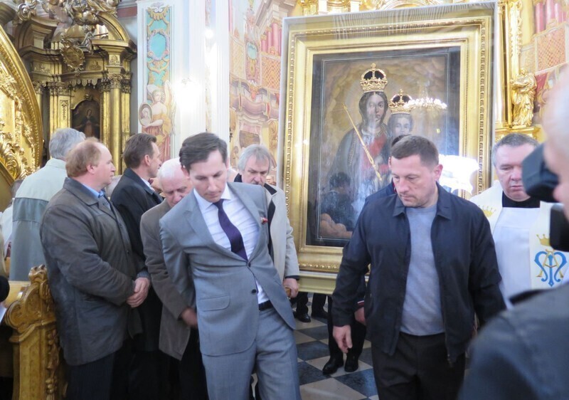 Zdjęcie 13: Kolejna procesja przeszła ulicami miasta. 1050-lecie Chrztu Polski w Piotrkowie