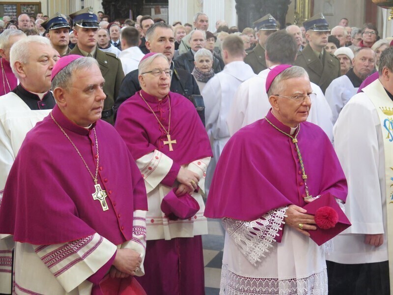 Zdjęcie 14: Kolejna procesja przeszła ulicami miasta. 1050-lecie Chrztu Polski w Piotrkowie