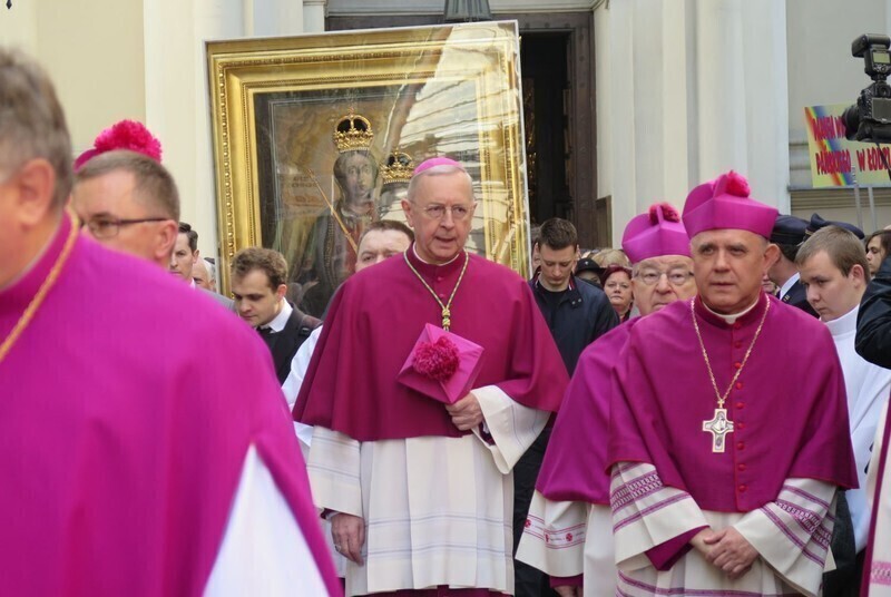 Zdjęcie 15: Kolejna procesja przeszła ulicami miasta. 1050-lecie Chrztu Polski w Piotrkowie