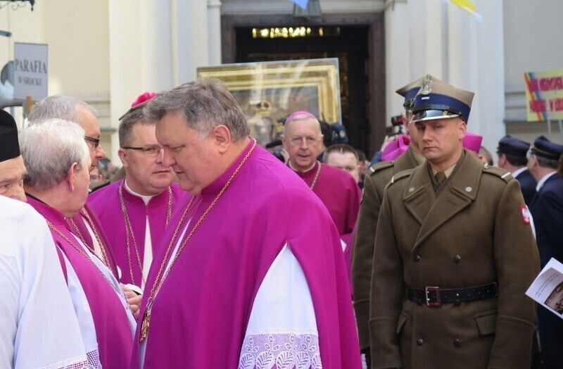 Zdjęcie 16: Kolejna procesja przeszła ulicami miasta. 1050-lecie Chrztu Polski w Piotrkowie