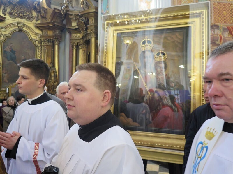 Zdjęcie 17: Kolejna procesja przeszła ulicami miasta. 1050-lecie Chrztu Polski w Piotrkowie