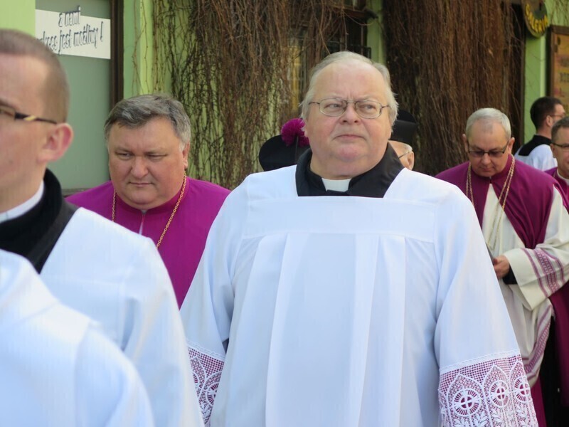 Zdjęcie 19: Kolejna procesja przeszła ulicami miasta. 1050-lecie Chrztu Polski w Piotrkowie