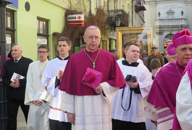 Zdjęcie 20: Kolejna procesja przeszła ulicami miasta. 1050-lecie Chrztu Polski w Piotrkowie