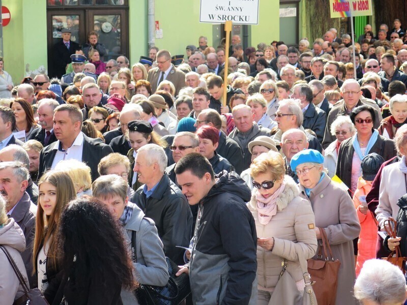 Zdjęcie 21: Kolejna procesja przeszła ulicami miasta. 1050-lecie Chrztu Polski w Piotrkowie