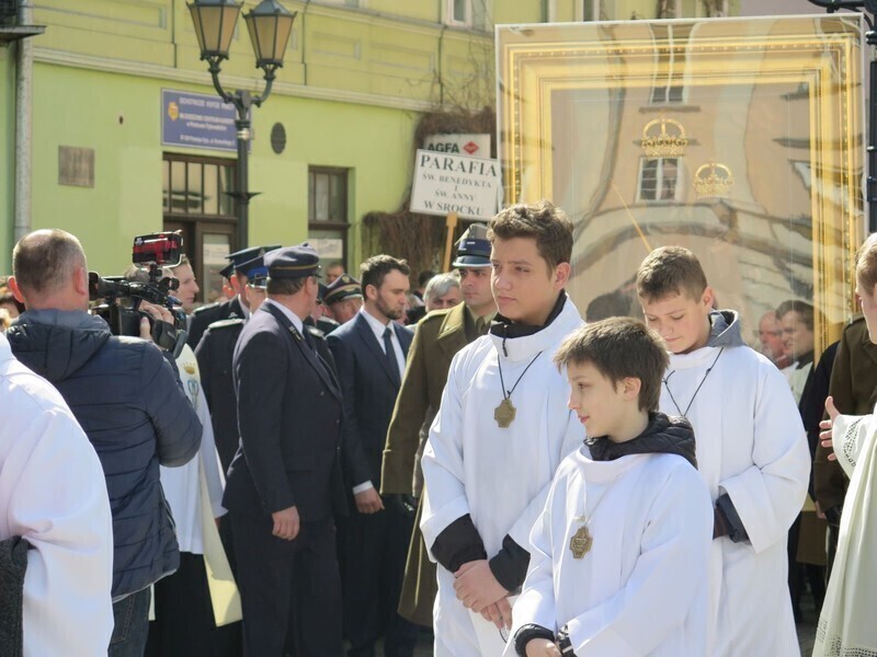 Zdjęcie 22: Kolejna procesja przeszła ulicami miasta. 1050-lecie Chrztu Polski w Piotrkowie