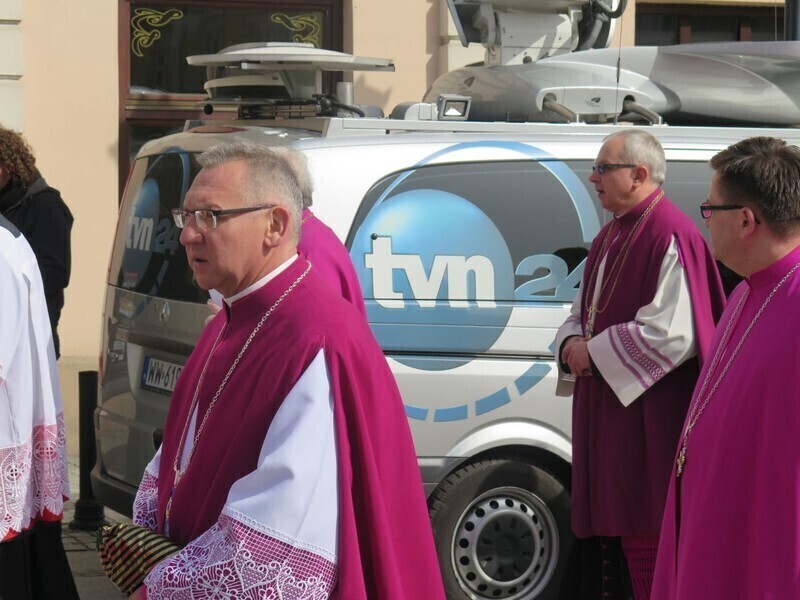 Zdjęcie 23: Kolejna procesja przeszła ulicami miasta. 1050-lecie Chrztu Polski w Piotrkowie