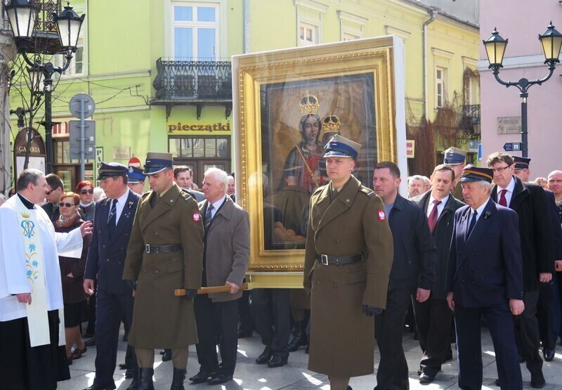 Zdjęcie 24: Kolejna procesja przeszła ulicami miasta. 1050-lecie Chrztu Polski w Piotrkowie