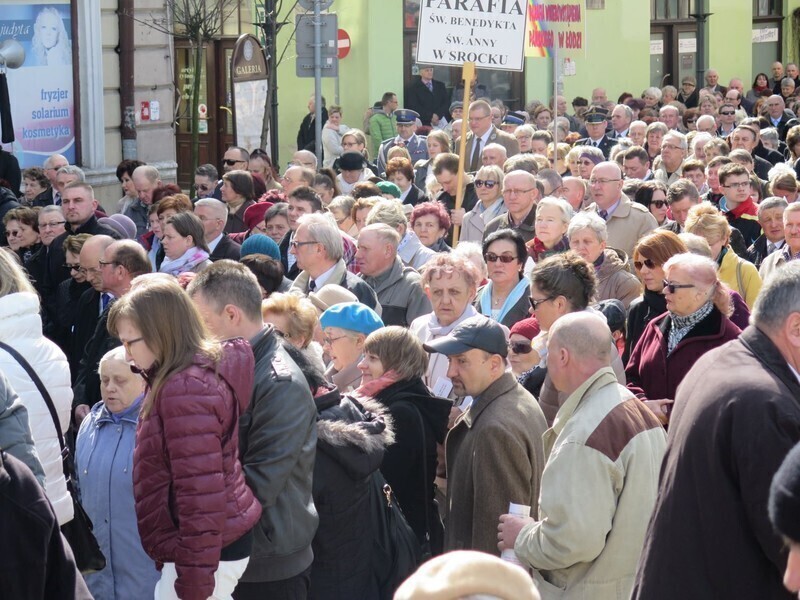 Zdjęcie 26: Kolejna procesja przeszła ulicami miasta. 1050-lecie Chrztu Polski w Piotrkowie