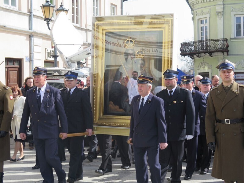 Zdjęcie 27: Kolejna procesja przeszła ulicami miasta. 1050-lecie Chrztu Polski w Piotrkowie