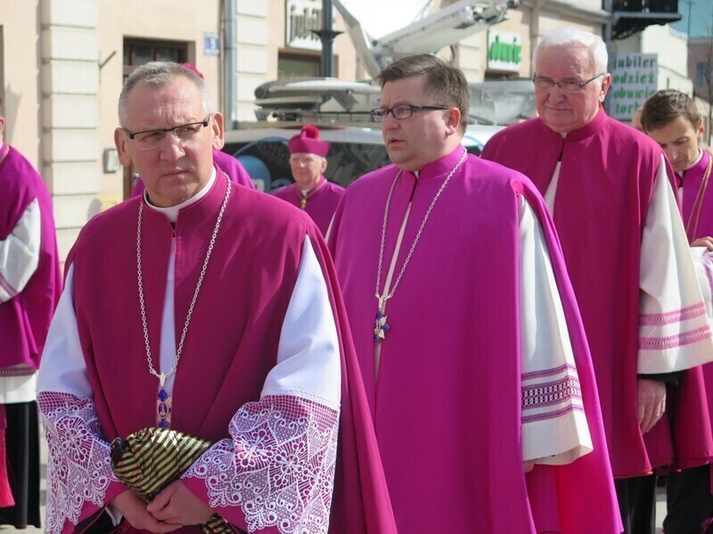 Zdjęcie 28: Kolejna procesja przeszła ulicami miasta. 1050-lecie Chrztu Polski w Piotrkowie