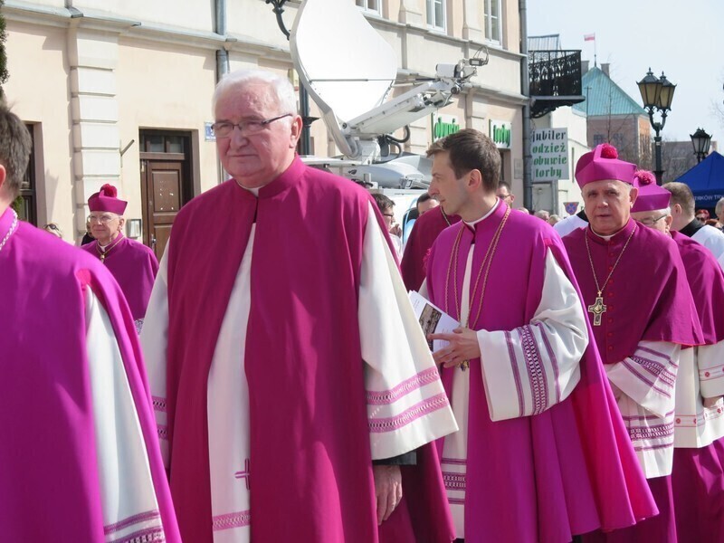 Zdjęcie 29: Kolejna procesja przeszła ulicami miasta. 1050-lecie Chrztu Polski w Piotrkowie