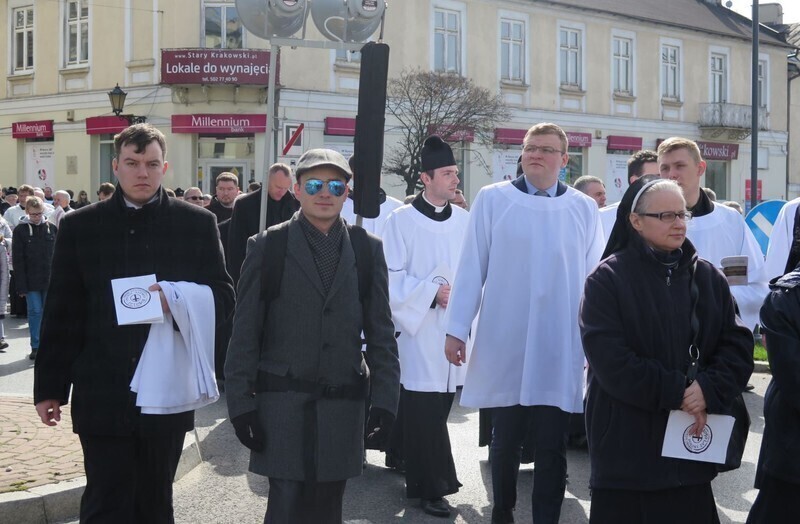 Zdjęcie 30: Kolejna procesja przeszła ulicami miasta. 1050-lecie Chrztu Polski w Piotrkowie