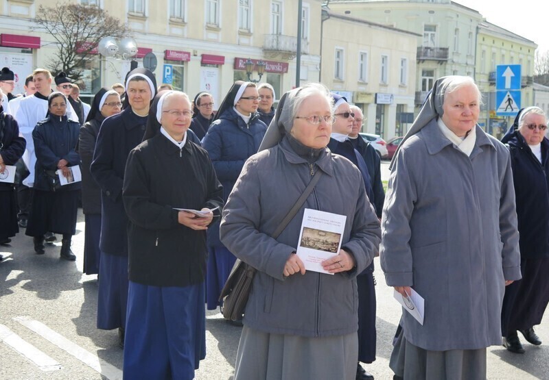 Zdjęcie 31: Kolejna procesja przeszła ulicami miasta. 1050-lecie Chrztu Polski w Piotrkowie