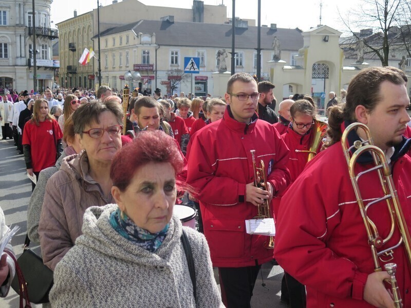 Zdjęcie 32: Kolejna procesja przeszła ulicami miasta. 1050-lecie Chrztu Polski w Piotrkowie