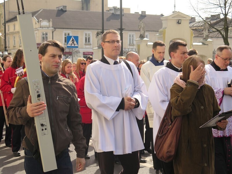 Zdjęcie 33: Kolejna procesja przeszła ulicami miasta. 1050-lecie Chrztu Polski w Piotrkowie