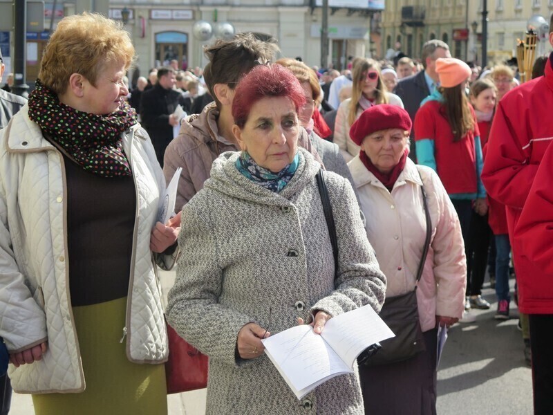 Zdjęcie 34: Kolejna procesja przeszła ulicami miasta. 1050-lecie Chrztu Polski w Piotrkowie