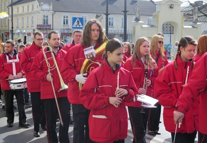 Zdjęcie 35: Kolejna procesja przeszła ulicami miasta. 1050-lecie Chrztu Polski w Piotrkowie