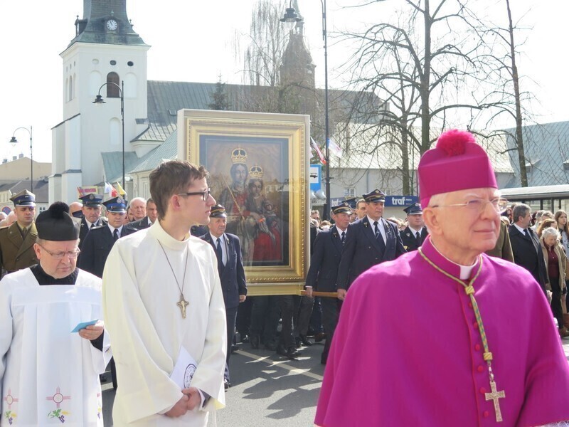 Zdjęcie 36: Kolejna procesja przeszła ulicami miasta. 1050-lecie Chrztu Polski w Piotrkowie