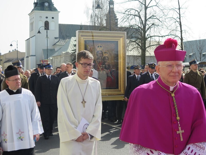 Zdjęcie 37: Kolejna procesja przeszła ulicami miasta. 1050-lecie Chrztu Polski w Piotrkowie