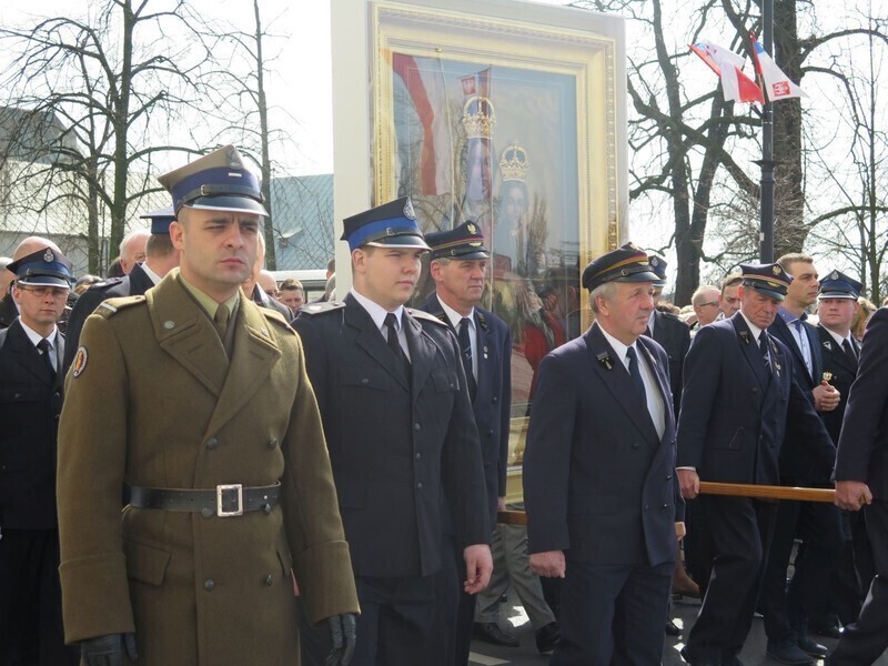 Zdjęcie 38: Kolejna procesja przeszła ulicami miasta. 1050-lecie Chrztu Polski w Piotrkowie