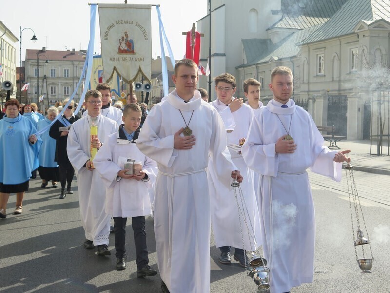 Zdjęcie 39: Kolejna procesja przeszła ulicami miasta. 1050-lecie Chrztu Polski w Piotrkowie